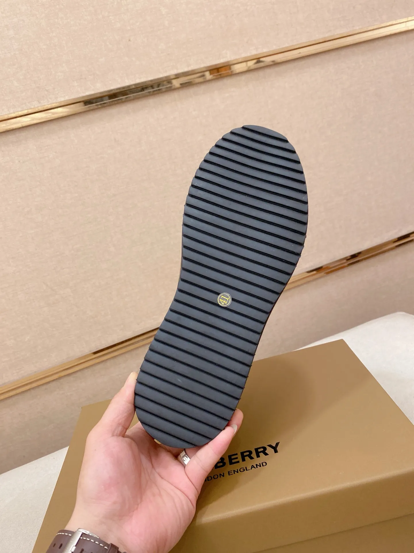 Men's shoes 💰: 420💰🇮🇹🇮🇹BURBERRY's top purchasing agents are available simultaneously at the counter. 🔍🔍On sale at the same time. Positive code number: 38-44 Italian imported first-layer cowhide with fabric. Fully imported sheepskin lining, sole: the original sole is specially provided by the original factory, the exclusive movable molded sole is super comfortable, the original factory follows the order, 🔍🔍high quality, you can go in and out of the counter at will, welcome to compare. Can be customized. 45 non-refundable